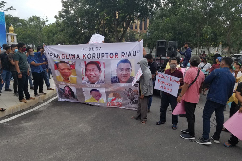 Yan Prana Jaya merupakan tersangka korupsi anggaran rutin ketika masih menjadi Kepala Bappeda di Kabupaten Siak.