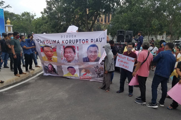 Yan Prana Jaya merupakan tersangka korupsi anggaran rutin ketika masih menjadi Kepala Bappeda di Kabupaten Siak.