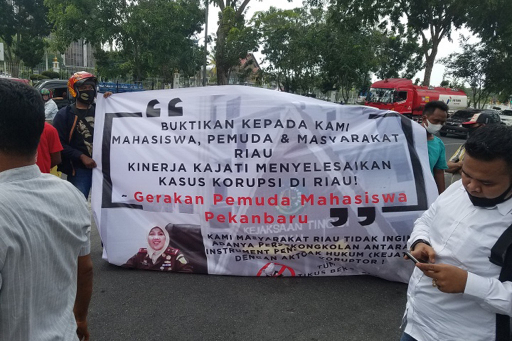 Puluhan massa yang tergabung dalam Gerakan Pemuda Mahasiswa Pekanbaru Peduli Keadilan melakukan aksi unjuk rasa di depan Kantor Kejaksaan Tinggi (Kejati) Riau.