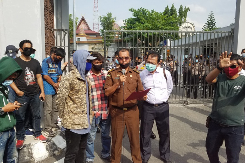 Mereka menuntut Kejati Riau segera menuntaskan kasus dugaan korupsi dana bantuan sosial (Bansos) di Kabupaten Siak yang diduga melibatkan sejumlah orang dekat Gubernur Riau Syamsuar yang merupakan mantan Bupati Siak dua periode. Mahasiswa juga mendesak Kejati Riau segera menetapkan Sekdaprov Riau yang juga mantan Kepala Badan Keuangan Daerah (BKD) Siak, Yan Prana Jaya sebagai tersangka dalam dugaan kasus korupsi tersebut.