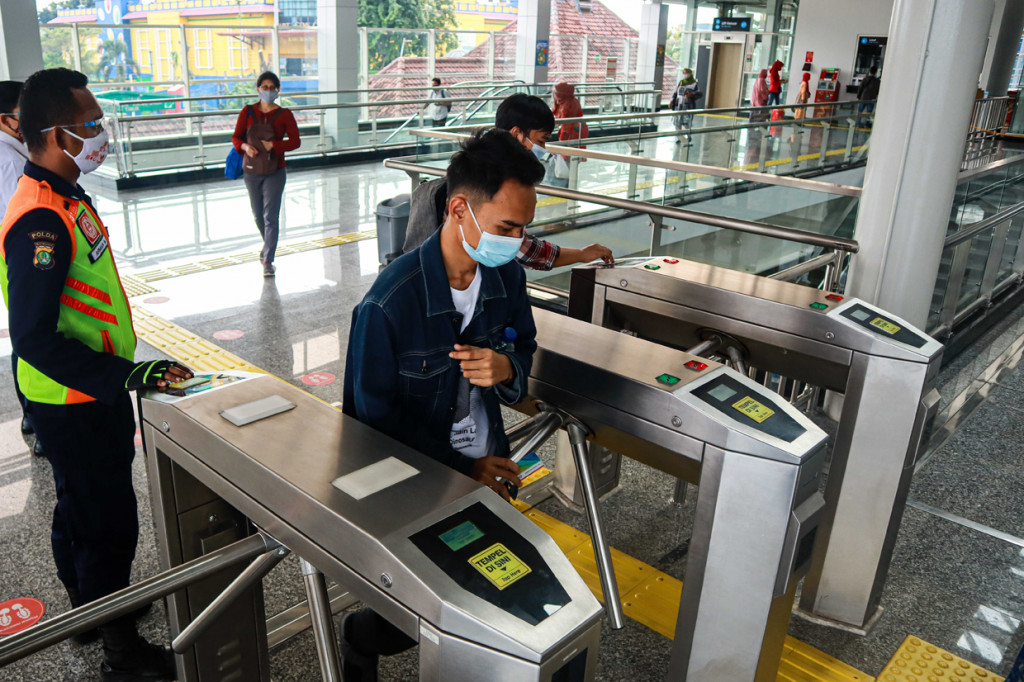 Calon penumpang memasuki area Stasiun Jatinegara Baru, Jakarta, Selasa, 22 Desember 2020.