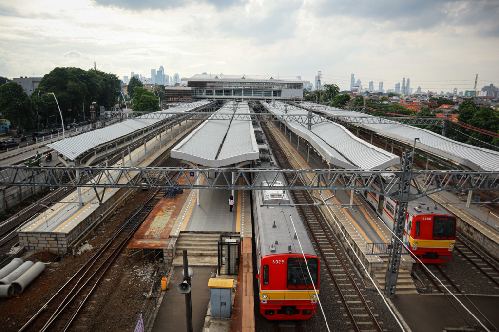 Pembangunan Stasiun Jatinegara Baru ini merupakan salah satu bagian dari pembangunan DDT Paket A jalur dwiganda Manggarai Cikarang.