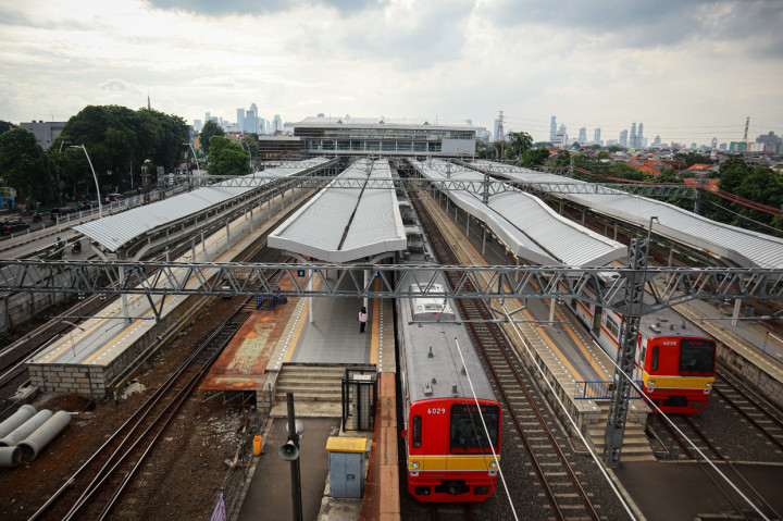 Pembangunan Stasiun Jatinegara Baru ini merupakan salah satu bagian dari pembangunan DDT Paket A jalur dwiganda Manggarai Cikarang.