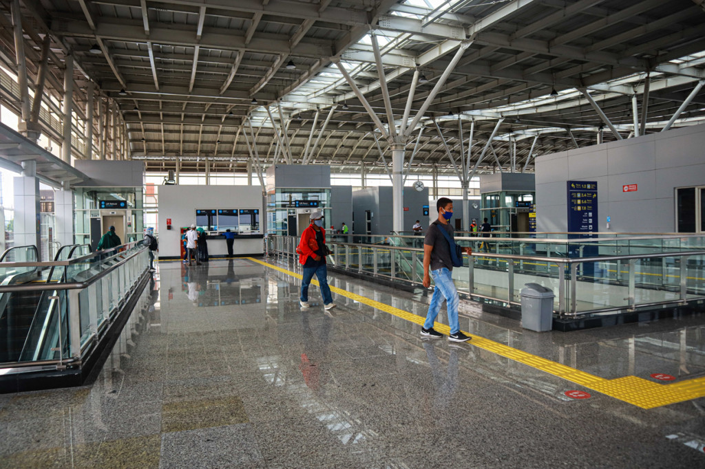 Calon penumpang memasuki area Stasiun Jatinegara Baru, Jakarta, Selasa.