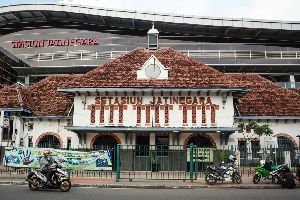 Kontruksinya telah dilakukan sejak tahun 2016 dengan menambah bangunan stasiun di atas jalur kereta eksisting seluas 3.600 meter persegi yang ditambah dengan gaya futuristik modern minimalis menggantikan bangunan lama peninggalan Belanda.