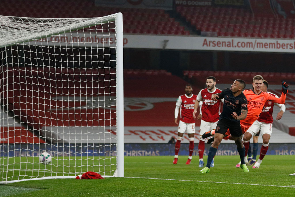 Arsenal yang tengah berada dalam tren performa buruk di liga domestik tampak bakal gagal keluar dari kubangan, setelah gawang mereka dibobol oleh sundulan Gabriel Jesus hanya tiga menit setelah laga dimulai.