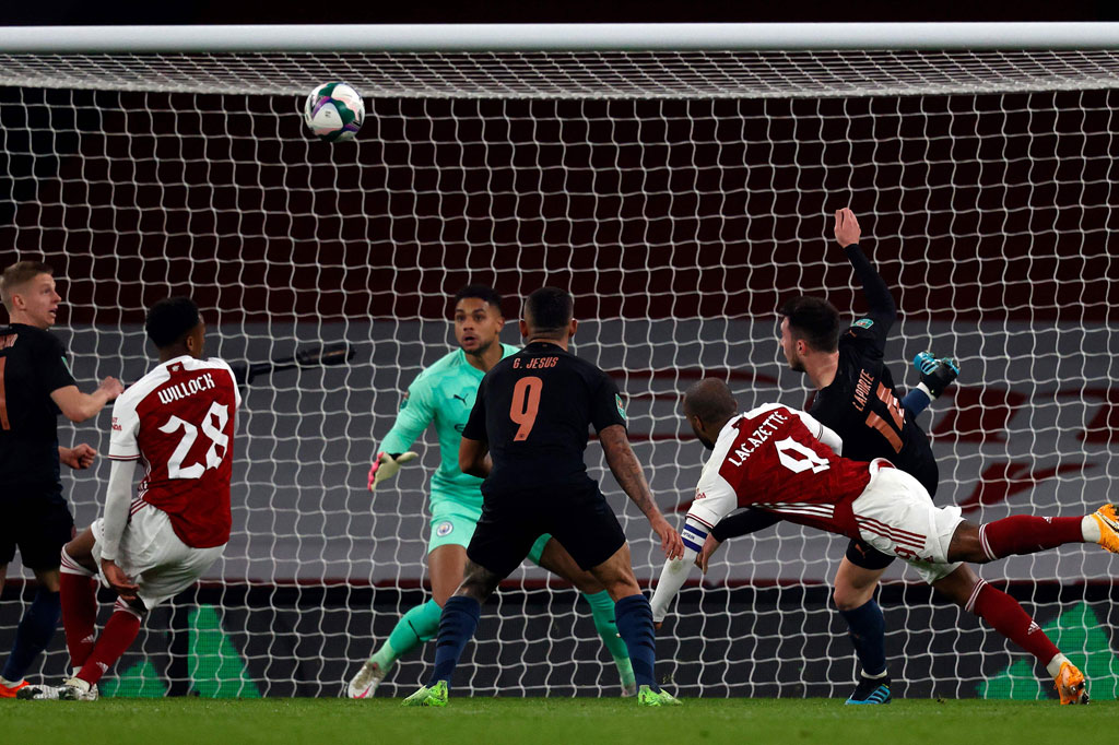 Terus menerus di bawah tekanan, Arsenal justru berhasil menyamakan kedudukan pada menit ke-31 lewat Alexandre Lacazette menyelesaikan umpan silang kiriman Gabriel Martinelli. Skor imbang 1-1 bertahan hingga turun minum.