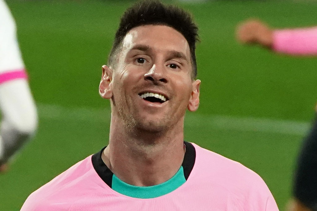 Lionel Messi berhasil melampaui rekor gol Pele untuk satu klub saat membantu Barcelona menggulung Real Valladolid 3-0 pada lanjutan pertandingan Liga Spanyol, Rabu, 23 Desember 2020 dini hari WIB.