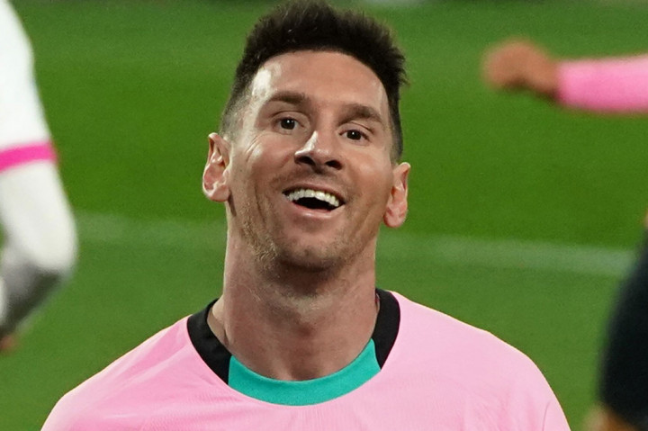 Lionel Messi berhasil melampaui rekor gol Pele untuk satu klub saat membantu Barcelona menggulung Real Valladolid 3-0 pada lanjutan pertandingan Liga Spanyol, Rabu, 23 Desember 2020 dini hari WIB.