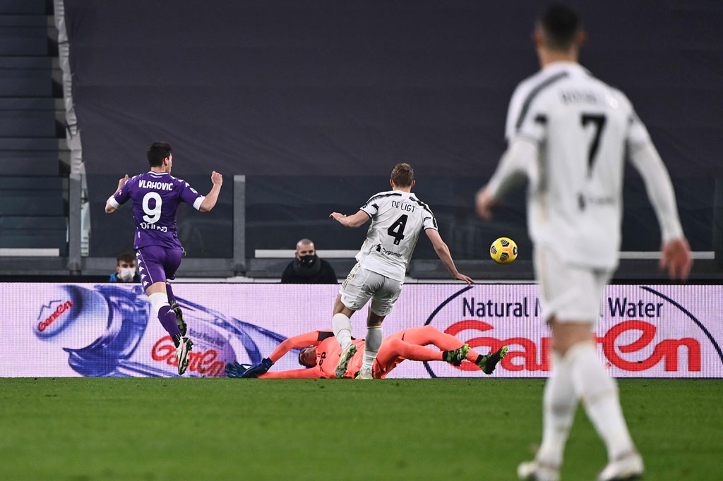 Fiorentina memulai pertandingan dengan sempurna. Mereka membuka keunggulan saat pertandingan baru berusia tiga menit. Diawali dari umpan terobosan Franck Ribery kepada Dusan Vlahovic yang kemudian mampu mengungguli Matthijs de Ligt saat beradu lari. Vlahovic kemudian melepaskan tembakan lob untuk menaklukkan kiper Wojciech Szczesny.