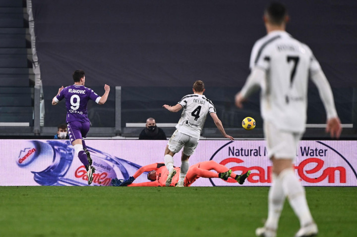Fiorentina memulai pertandingan dengan sempurna. Mereka membuka keunggulan saat pertandingan baru berusia tiga menit. Diawali dari umpan terobosan Franck Ribery kepada Dusan Vlahovic yang kemudian mampu mengungguli Matthijs de Ligt saat beradu lari. Vlahovic kemudian melepaskan tembakan lob untuk menaklukkan kiper Wojciech Szczesny.