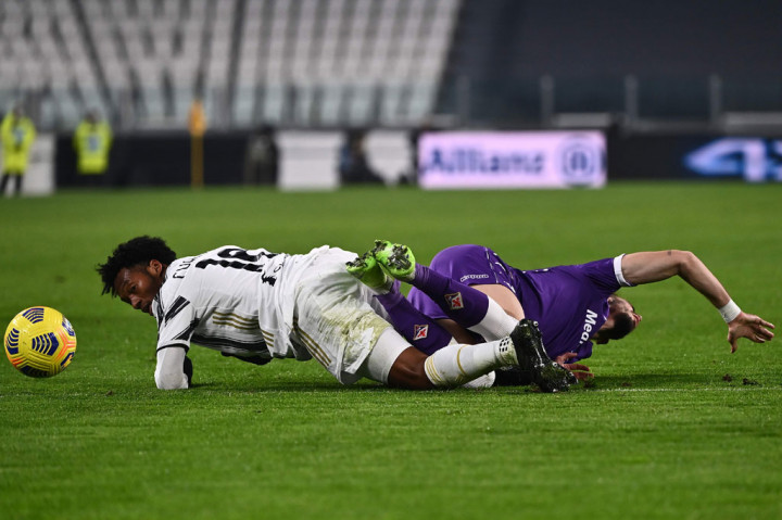 Situasi berubah menjadi semakin buruk untuk Juventus pada menit ke-18. Juan Cuadrado diusir keluar lapangan setelah melakukan tekel berbahaya ke arah tulang kering Gaetano Castrovilli. Wasit awalnya hanya memberikan kartu kuning, namun setelah melihat VAR, ia mengubah keputusannya dengan memberikan kartu merah.