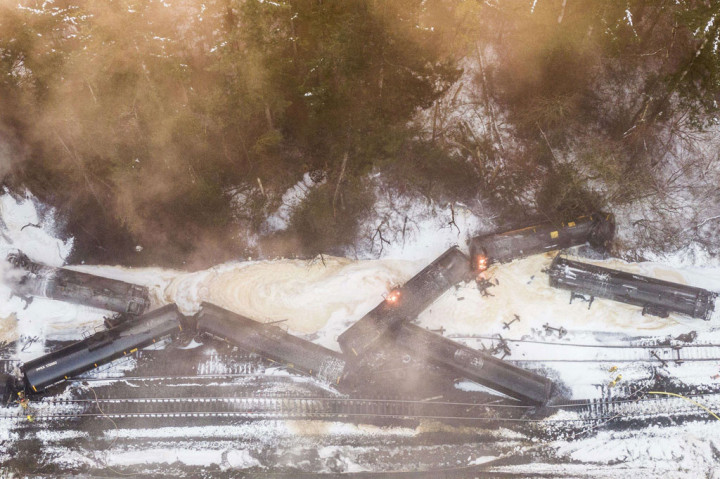 Tidak ada korban cedera yang dilaporkan akibat peristiwa tersebut, namun pihak berwenang telah menyarankan penduduk kota kecil Custer, sekitar 100 mil sebelah utara Seattle, untuk mengungsi. 
