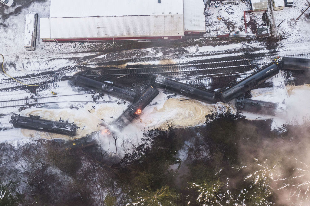 Kereta tergelincir pada pukul 11:46 di Custer, kata Petugas Patroli Negara Bagian Heather Axtman dalam konferensi pers. Tujuh gerbong tergelincir dan lima di antaranya terbakar, menurut Departemen Ekologi negara bagian. Sementara pihak berwenang sedang menyelidiki penyebab insiden tersebut.