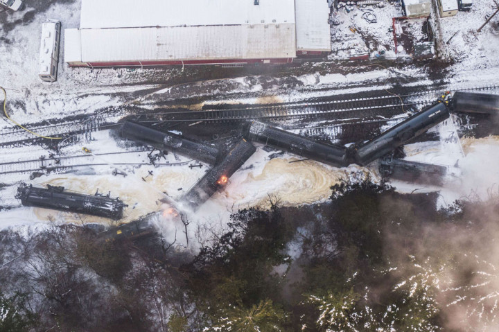 Kereta tergelincir pada pukul 11:46 di Custer, kata Petugas Patroli Negara Bagian Heather Axtman dalam konferensi pers. Tujuh gerbong tergelincir dan lima di antaranya terbakar, menurut Departemen Ekologi negara bagian. Sementara pihak berwenang sedang menyelidiki penyebab insiden tersebut.