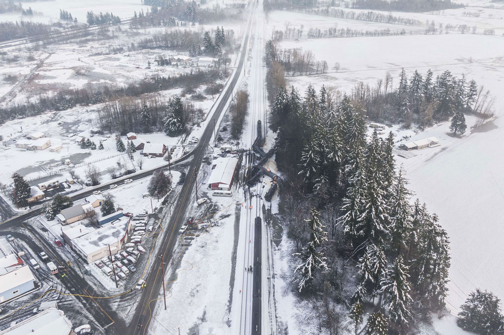 Kecelakaan tersebut memaksa penutupan Interstate 5 di kedua arah selama sekitar satu jam. Sementara penutupan jalan lokal masih berlaku.