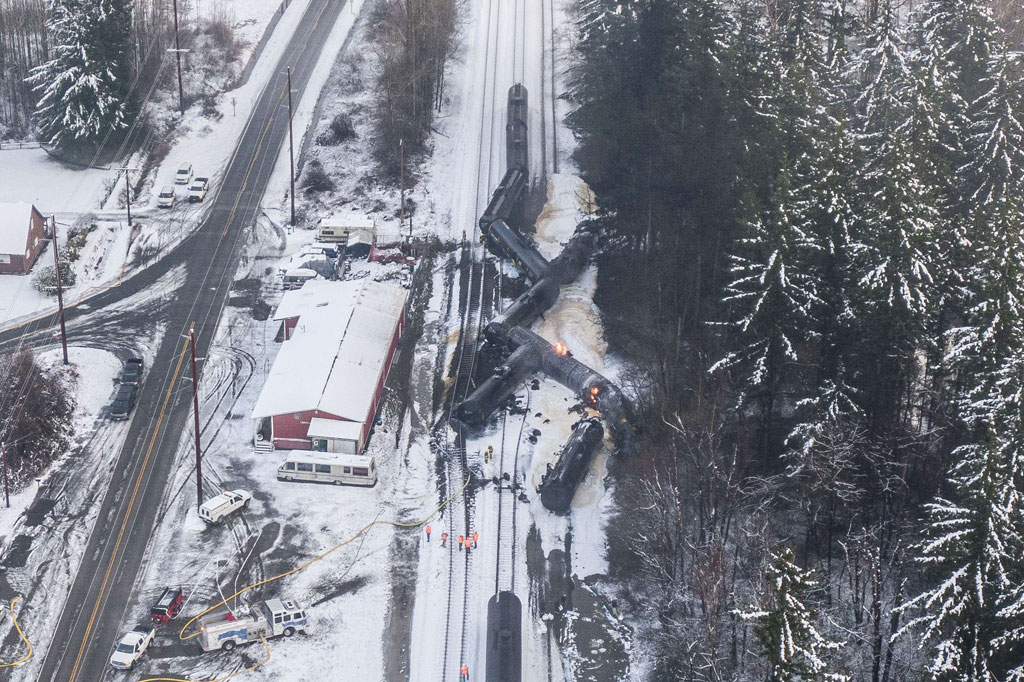 Kamera lalu lintas negara bagian menunjukkan asap hitam besar masih mengepul pada pukul 16.00 waktu setempat, tetapi Sheriff Whatcom Bill Elfo melaporkan bahwa api sudah terkendali.