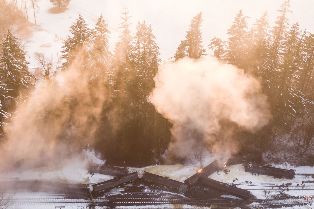 Foto yang diambil dari kamera drone menunjukkan asap hitam membubung ke angkasa setelah sebuah kereta api yang membawa minyak mentah tergelincir dan terbakar di Custer, Washington, Selasa, 22 Desember 2020 waktu setempat.