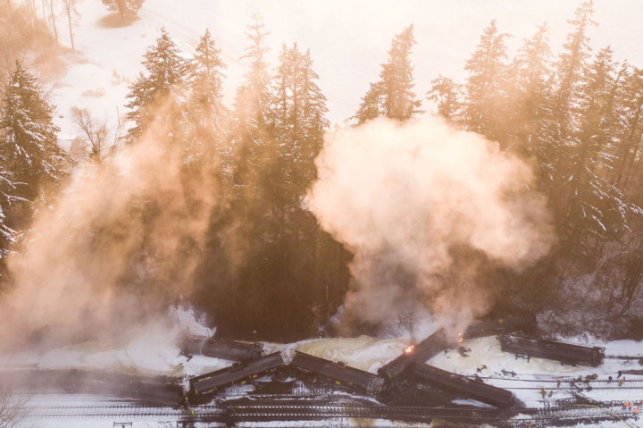 Foto yang diambil dari kamera drone menunjukkan asap hitam membubung ke angkasa setelah sebuah kereta api yang membawa minyak mentah tergelincir dan terbakar di Custer, Washington, Selasa, 22 Desember 2020 waktu setempat.