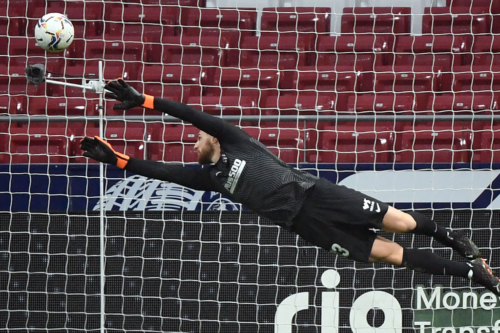 Sociedad baru bisa menciptakan peluang berbahaya pada menit ke-84 saat Martin Merquelanz melepaskan eksekusi tendangan bebas melewati pagar hidup. Sayang bola berhasil ditepis kiper Jan Oblak.