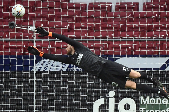 Sociedad baru bisa menciptakan peluang berbahaya pada menit ke-84 saat Martin Merquelanz melepaskan eksekusi tendangan bebas melewati pagar hidup. Sayang bola berhasil ditepis kiper Jan Oblak.
