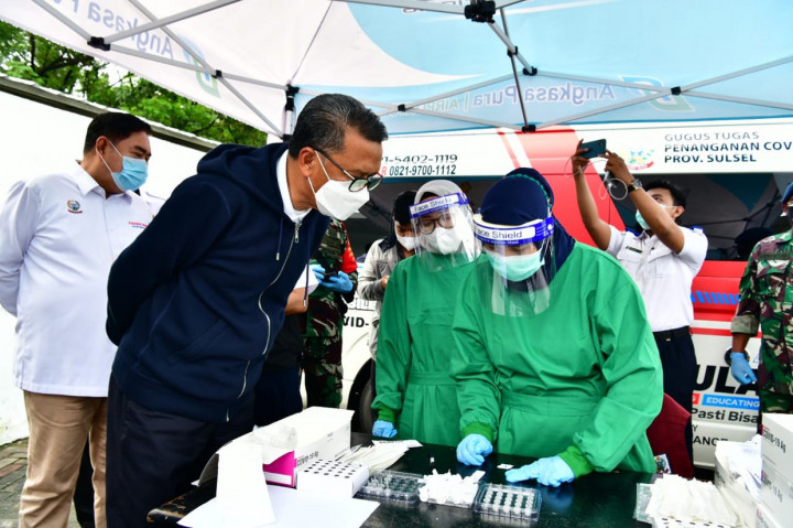 Hari ini, Rabu, 23 Desember 2020, Gubernur Sulsel, Nurdin Abdullah menyempatkan diri, meninjau lokasi layanan pemeriksaan gratis rapid antigen di depan pintu keberangkatan.