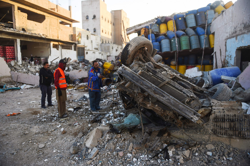 Menurut keterangan Wakil Inspektur Polisi (DSP) Karachi, Moeenuddin, insiden terjadi di sebuah pabrik es dan penyimpanan beku.