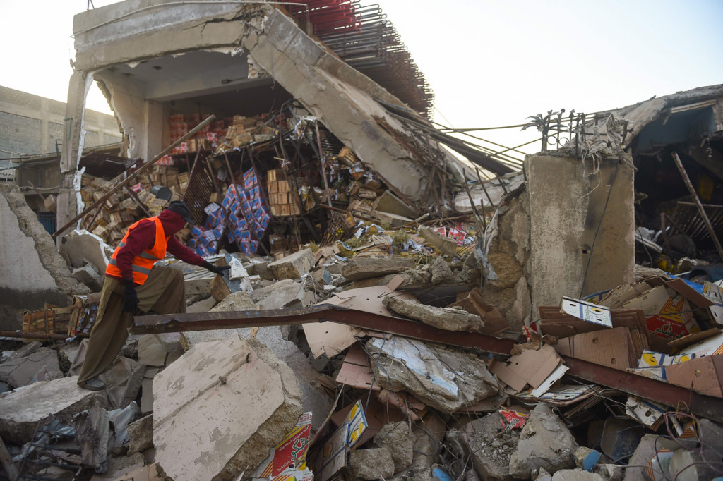 Ia mengatakan tujuh orang sedang bekerja di dalam pabrik saat ledakan terjadi.