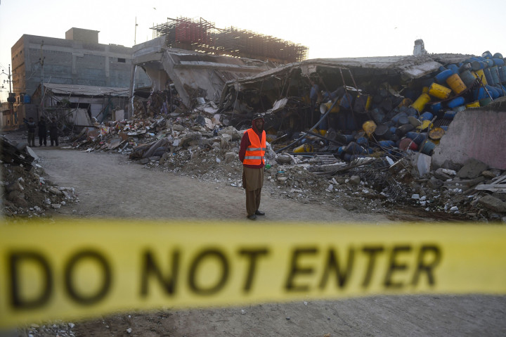 Petugas penyelamat di lokasi kejadian mengatakan, atap pabrik roboh tak lama usai terjadinya ledakan. Warga sekitar bergegas ke lokasi, yang diikuti kedatangan petugas gabungan.