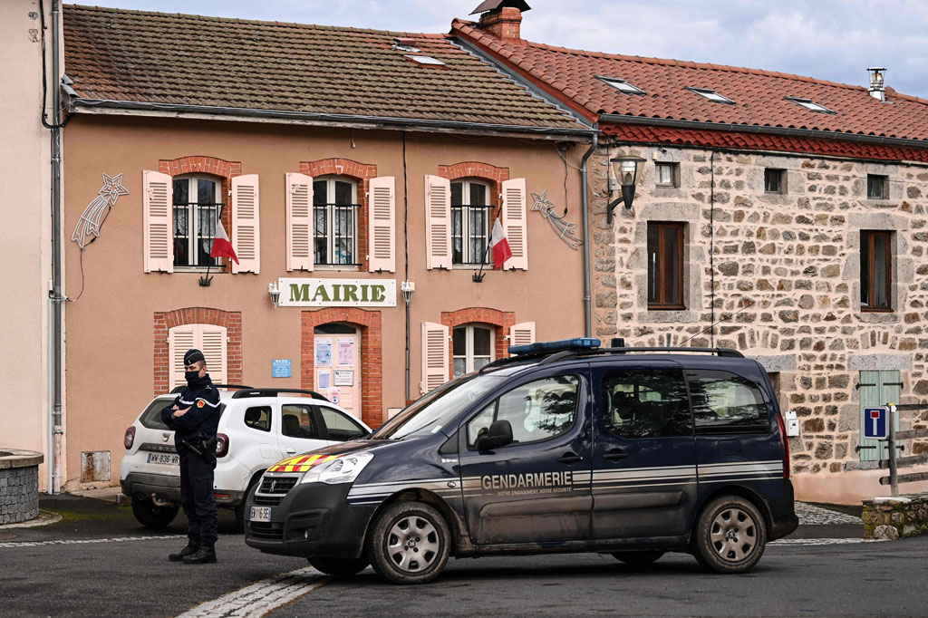 Seorang polisi Gendarme Prancis berdiri di depan balai kota di Saint-Just, Prancis tengah pada Rabu, 23 Desember 2020, setelah tiga polisi ditembak mati oleh seorang pria yang mereka hadapi sebagai tanggapan terkait keributan rumah tangga.