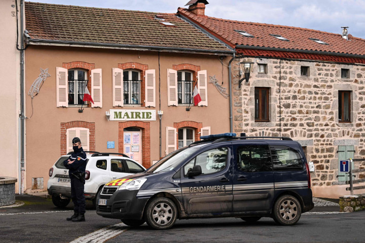 Seorang polisi Gendarme Prancis berdiri di depan balai kota di Saint-Just, Prancis tengah pada Rabu, 23 Desember 2020, setelah tiga polisi ditembak mati oleh seorang pria yang mereka hadapi sebagai tanggapan terkait keributan rumah tangga.