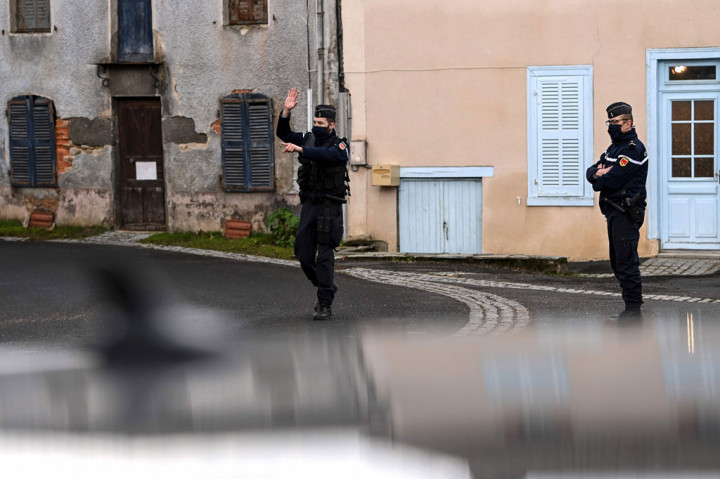 Pria bersenjata itu awalnya menembak dan menewaskan satu petugas dan melukai satu lainnya, sebelum membakar rumah. Dua petugas lainnya yang kemudian mendatangi lokasi juga ditembak hingga tewas, menurut kantor kejaksaan Clermont-Ferrand.