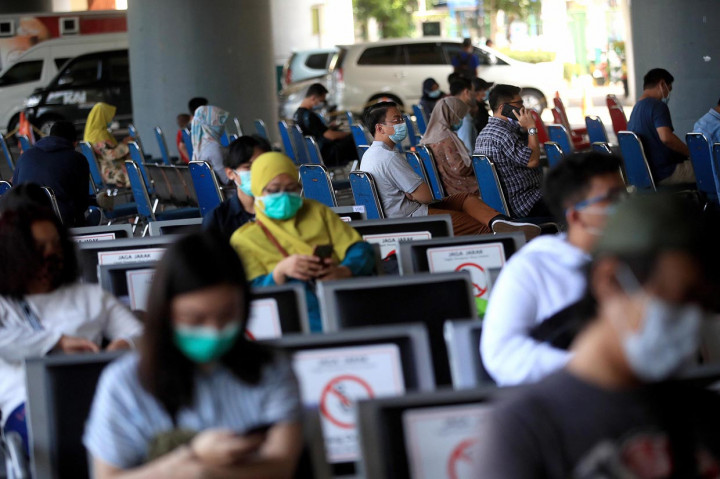 Suasana antrean calon penumpang yang mengikuti tes Antigen di Stasiun Gambir, Rabu, 23 Desember 2020.