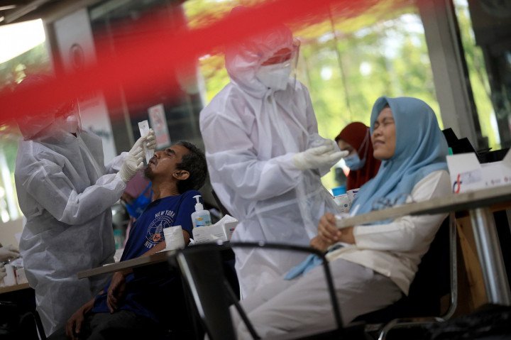Antrean Panjang Rapid Test Antigen Di Stasiun Gambir