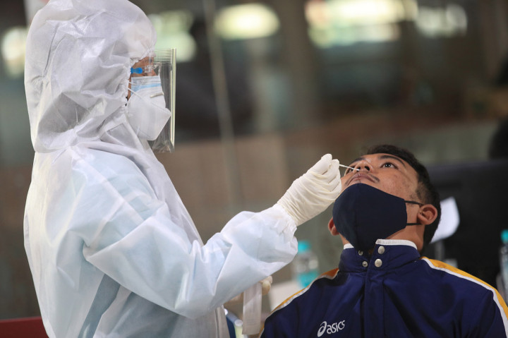 Antrean Panjang Rapid Test Antigen Di Stasiun Gambir