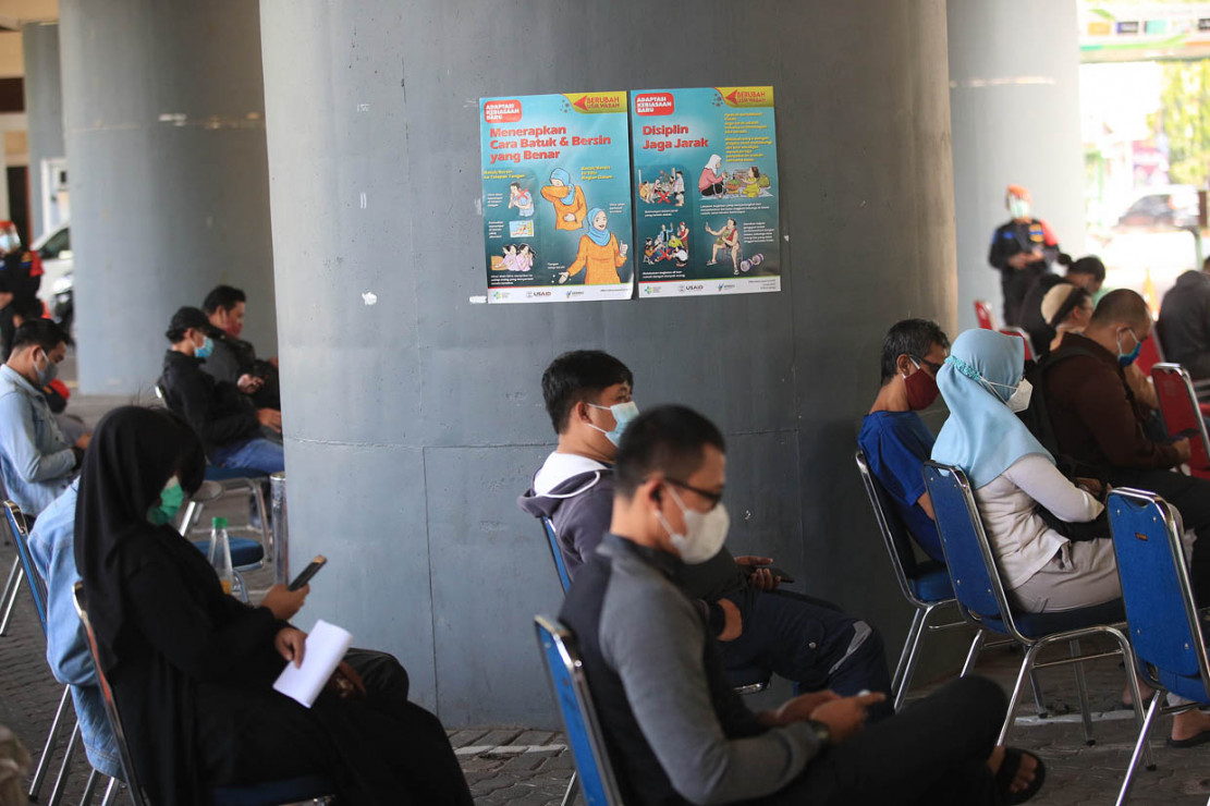 Antrean Panjang Rapid Test Antigen di Stasiun Gambir