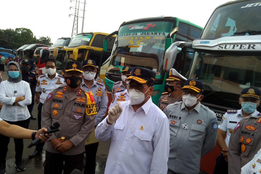 Menteri Perhubungan Budi Karya Sumadi meninjau Terminal Kampung Rambutan, Jakarta.