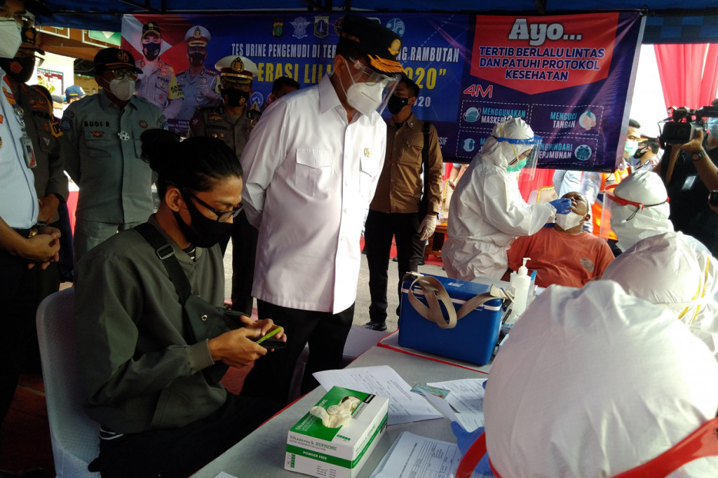 Menhub juga meninjau pelaksanaan tes usap antigen untuk pengemudi bus dan calon penumpang.