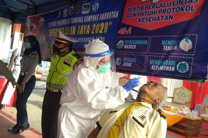 Operator terminal menyediakan layanan tes cepat antigen bagi penumpang bus yang kedapatan tidak membawa surat keterangan sehat dari dokter. Layanan itu dikenakan tarif berkisar Rp105 ribu.