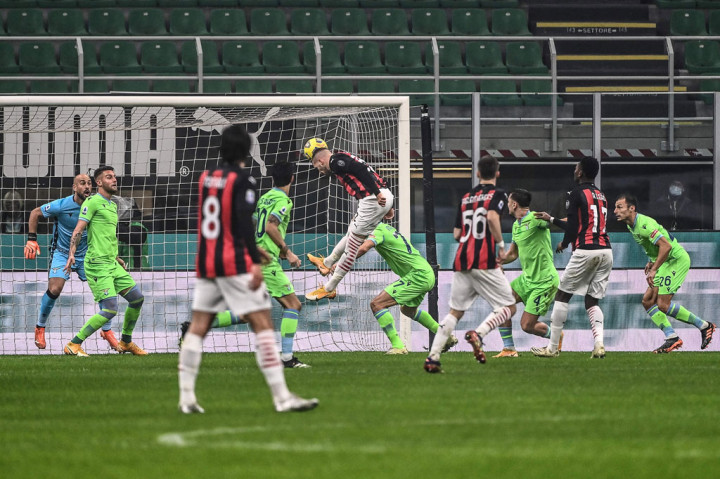 Bermain di kandang sendiri, AC Milan berhasil unggul cepat lewat Ante Rebic pada menit ke-10. Gol dicetak Rebic lewat sundulan menyambut assist Hakan Calhanoglu untuk menjebol gawang tim tamu.