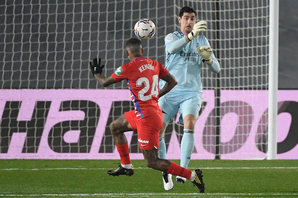 Bermain di kandang sendiri, Real Madrid nyaris kebobolan terlebih dahulu di awal-awal laga. Beruntung peluang yang didapat gelandang Granada Kenedy masih dapat diselamatkan oleh kiper Thibout Courtois.