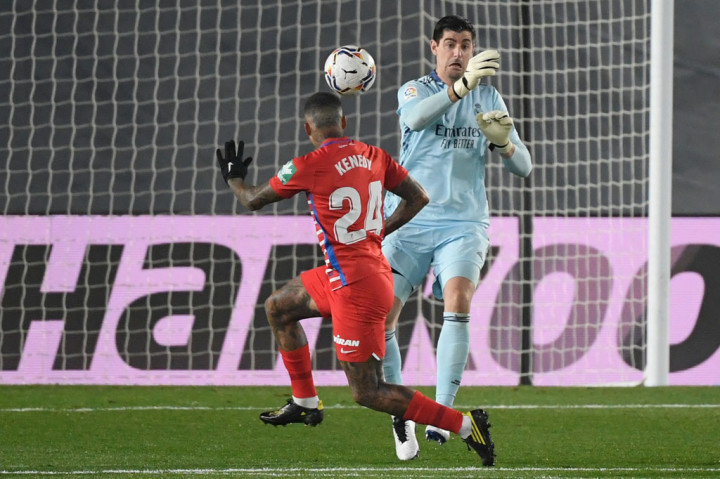 Bermain di kandang sendiri, Real Madrid nyaris kebobolan terlebih dahulu di awal-awal laga. Beruntung peluang yang didapat gelandang Granada Kenedy masih dapat diselamatkan oleh kiper Thibout Courtois.