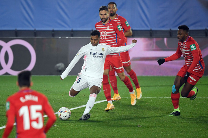 Sementara itu percobaan tuan rumah lewat Rodrygo dari dalam kotak penalti masih belum menemui sasaran.