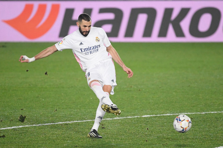 Madrid kembali berusaha membuka keunggulan. Kali ini lewat tembakan Karim Benzema dari luar kotak penalti. Sayang upaya striker asal Prancis tersebut hanya menghasilkan sepak pojok. Tidak ada gol yang tercipta di babak pertama.
