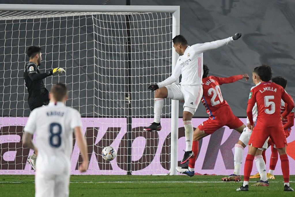 Terus menyerang, Los Blancos akhirnya berhasil memecah kebuntuan pada menit ke-57. Gol berawal dari umpan silang Marco Asensio dari sisi kiri yang disambut tandukan Casemiro untuk menjebol gawang Granada.