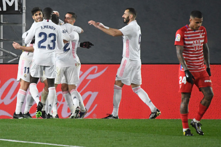 Gol Casemiro ke gawang Granada disambut gembira rekan-rekan setimnya.