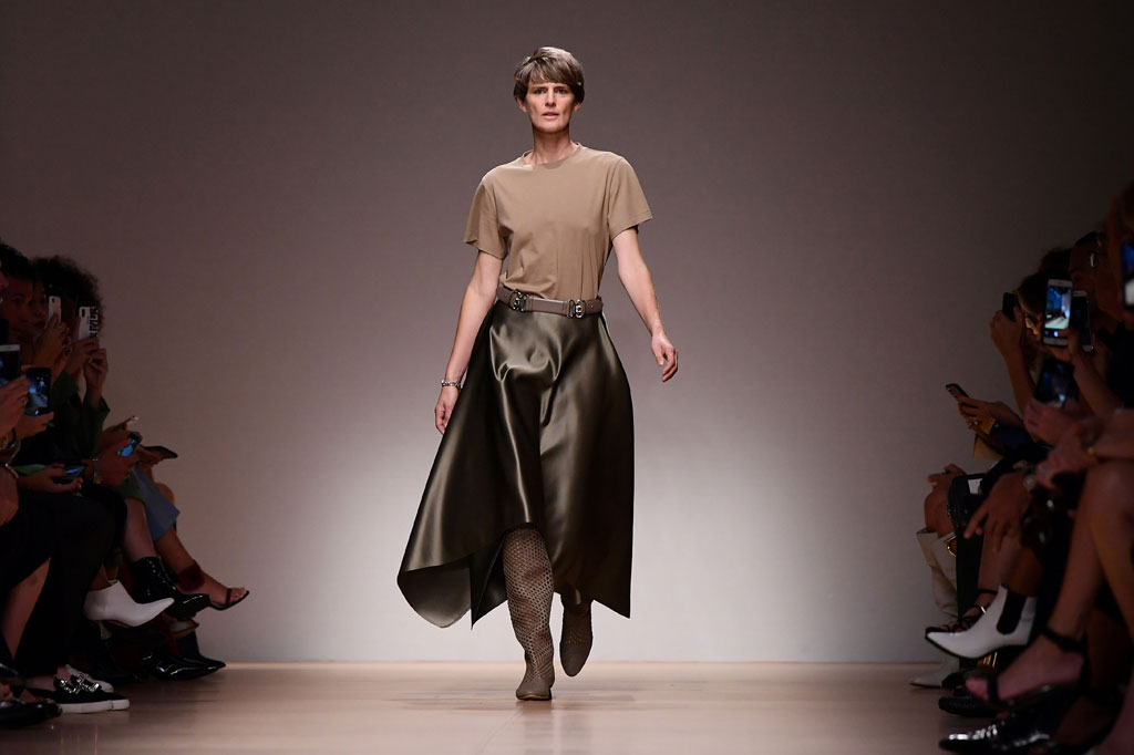 Vogue Inggris menulis sebagai penghormatan bahwa Almarhumah terakhir kali muncul di sampulnya pada 2018, menandai 25 tahun sejak pertama kali muncul di majalah pada usia 22 pada 1993.