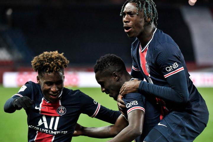 Bermain di kandang sendiri, Parc des Princes, Paris Saint-Germain menguasai jalannya pertandingan sejak awal laga. Namun gol pertama baru tercipta pada menit ke-18 melalui aksi Timothee Pembele usai mendapat peluang dari tendangan sudut. 