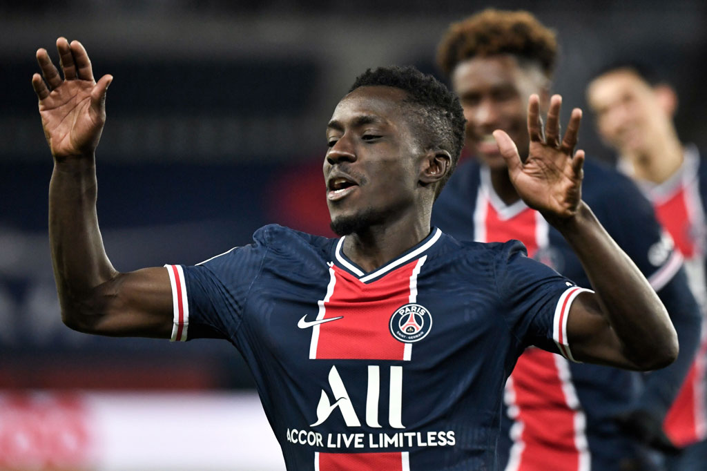 Giliran Idrissa Gueye mencatatkan namanya di papan skor untuk membawa timnya unggul 3-0 semenit menjelang waktu normal habis.