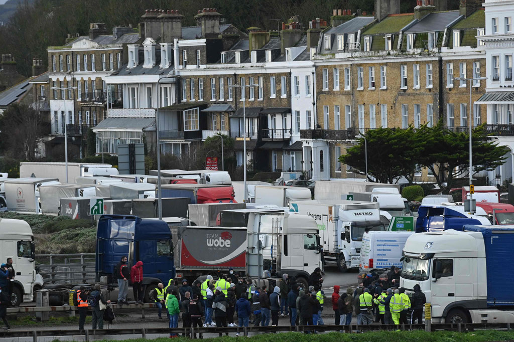 Banyak negara di dunia menutup pintu mereka bagi pengunjung dari Inggris pada pekan ini setelah ditemukan jenis mutasi virus korona yang diperkirakan menular lebih cepat hingga 70%.